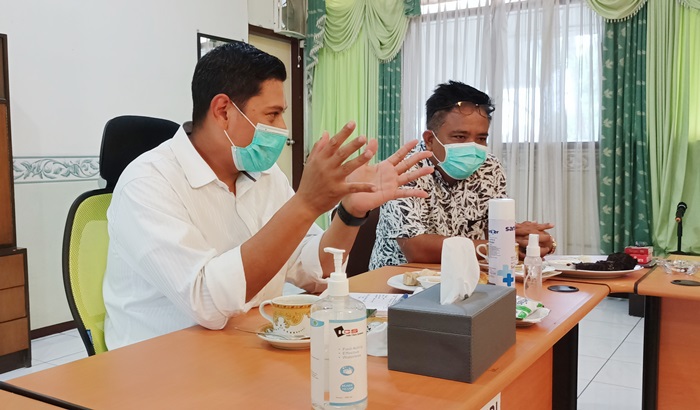 Wali Kota Kediri Abdullah Abu Bakar dan Ketua PWI Kediri Mega Wulandari saat menerima Pengurus PWI Kediri, Panitia HPN 2021, dan Panitia Konferensi PWI Kediri. foto: MUJI HARJITA/ BANGSAONLINE