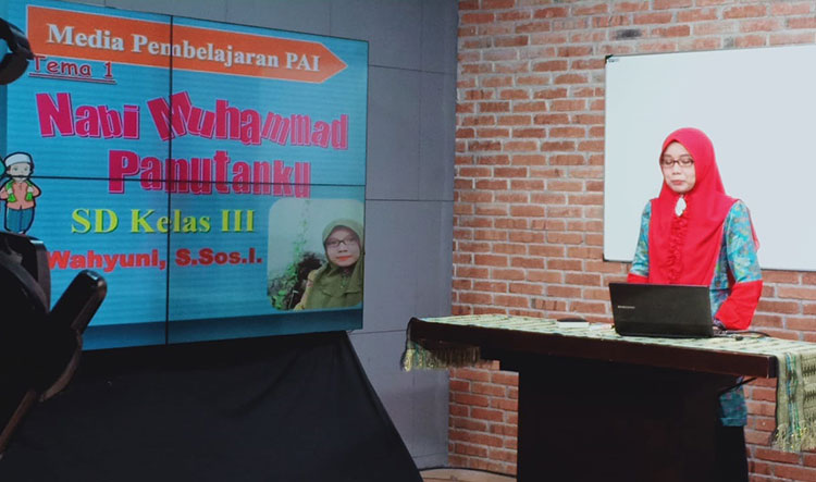 Pembelajaran daring di sebuah tv swasta Surabaya. (foto: ist).