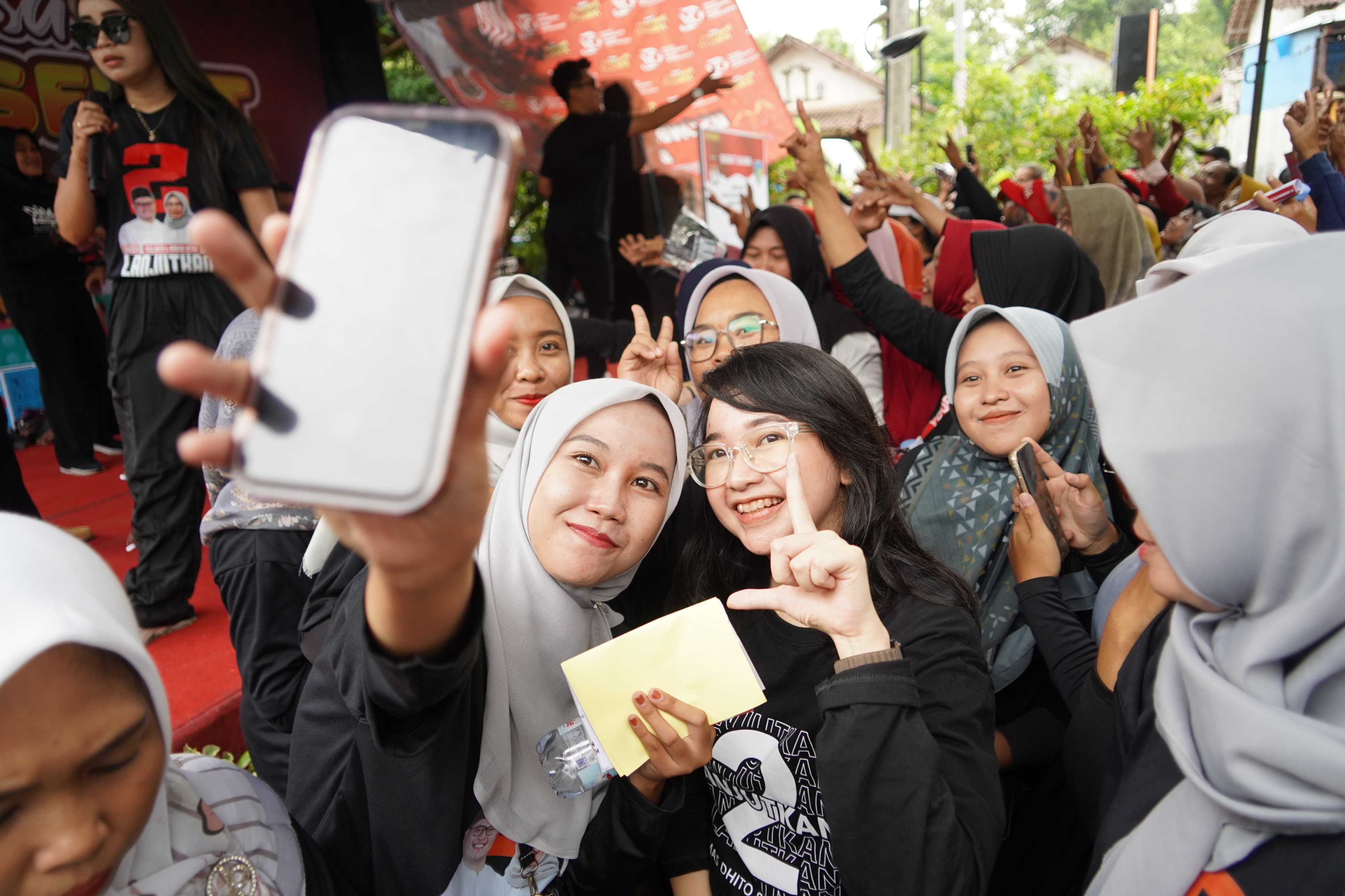 Mbak Cicha saat berswafoto bersama warga
