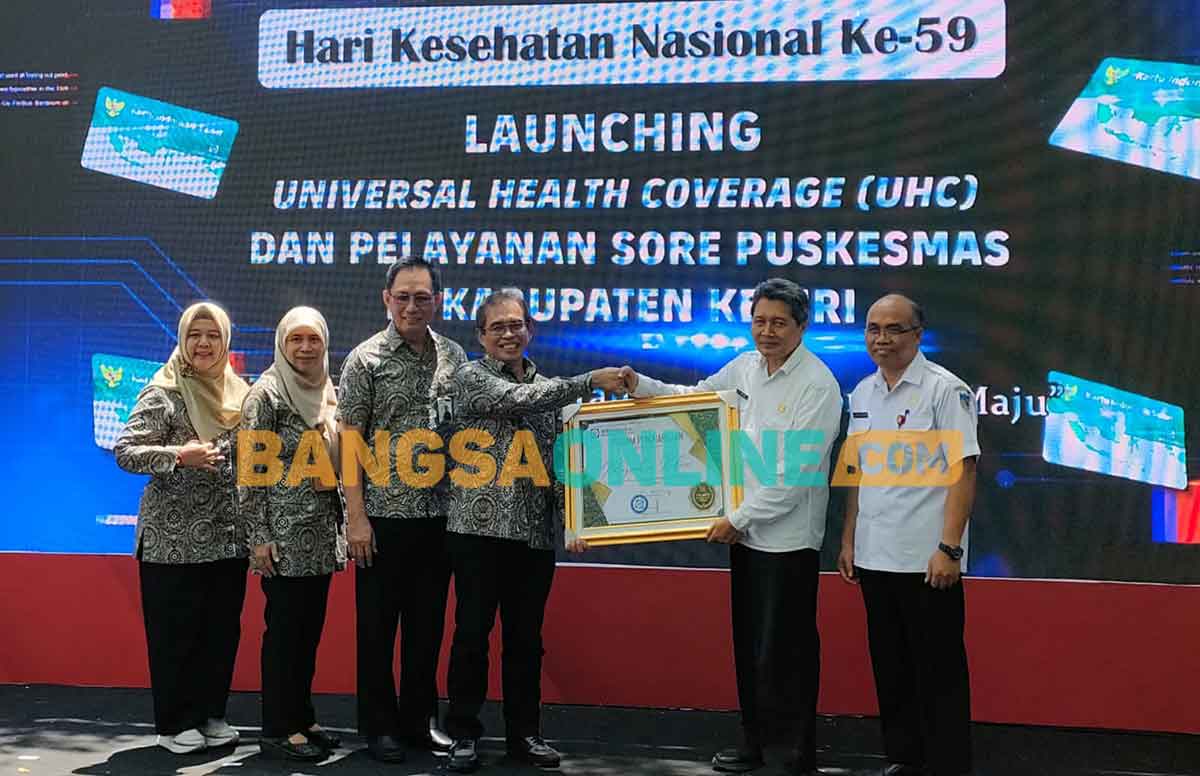 Direktur BPJS Kesehatan, David Bangun (nomor 4 dari kiri), saat menyerahkan piagam penghargaan kepada Sekdakab Kediri, M. Solikin. Foto: MUJI HARJITA/BANGSAONLINE
