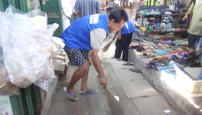 Terjaring Razia Masker, Warga Jombang Dihukum Menyapu Pasar dan Musala