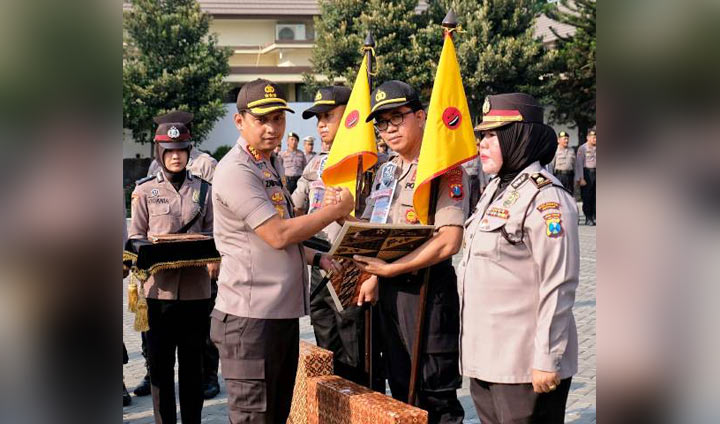 Kapolresta Sidoarjo Berikan Reward dan Punishment Anggota dan Polsek jajaran