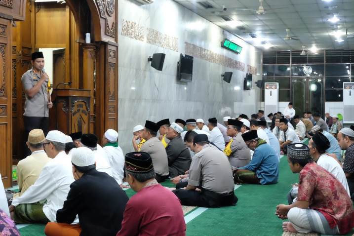 Kapolresta Sidoarjo Kombes Pol. Zain Dwi Nugroho memberikan ceramah di Subuh Berjamaah