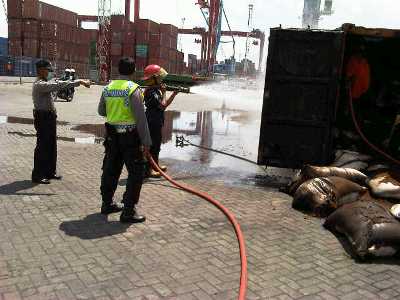   Kontainer Isi Bongkil Terbakar di Dermaga Berlian