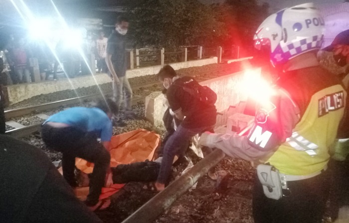 Jenazah korban saat dievakuasi petugas.