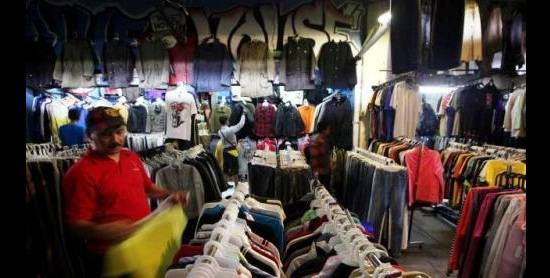 Salah satu toko pakaian impor bekas di Kediri.