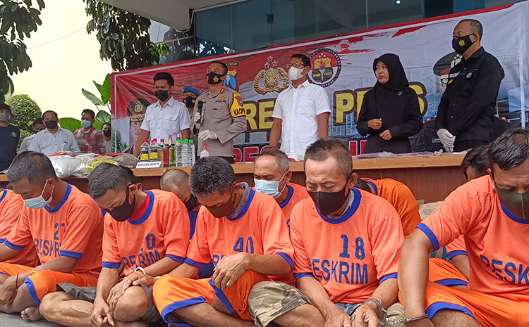 Kapolres Kediri AKBP Lukman Cahyono saat menggelar jumpa pers pengungkapan kasus dalam operasi pekat. (foto: MUJI HARJITA/ BANGSAONLINE)