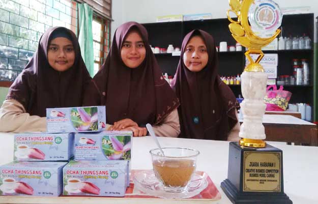 Para siswa SMA NU 2 Gresik menunjukkan hasil kreasi dan piala yang didapatkan. foto: SYUHUD/ BANGSAONLINE