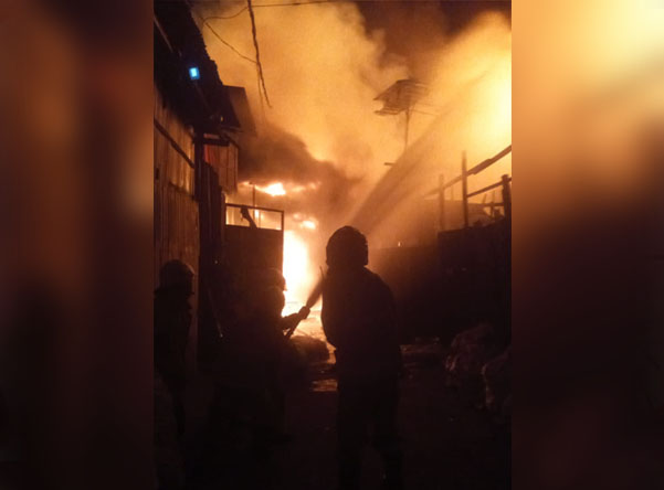 Petugas damkar melakukan penjinakan si jago merah dan pembasahan