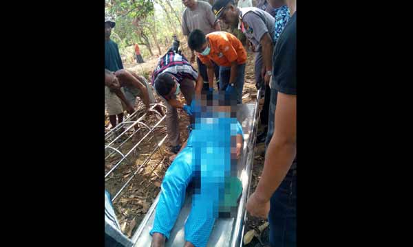 Tim iden saat melakukan evakuasi korban. foto: suwandi/ BANGSAONLINE