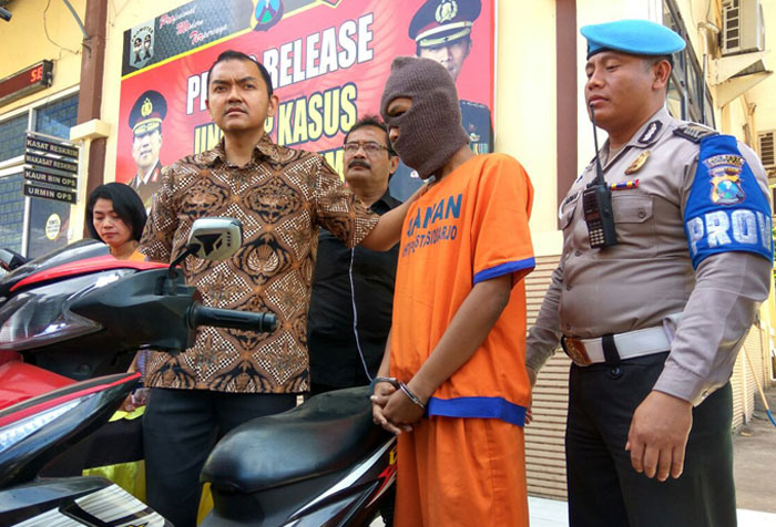 Tersangka Muzaki diamankan polisi.