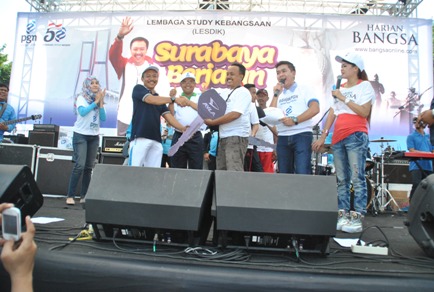 SELAMAT - Direktur HARIAN BANGSA, HM Mas'ud Adnan (kiri baju biru) mengucapkan selamat kepada pemenang mobil.
