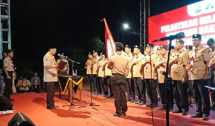 Gus Ipul ketika melantik Ketua Majelis Pembimbing Satuan karya Bhayangkara (Mabisaka) Kombes. Sutardjo.