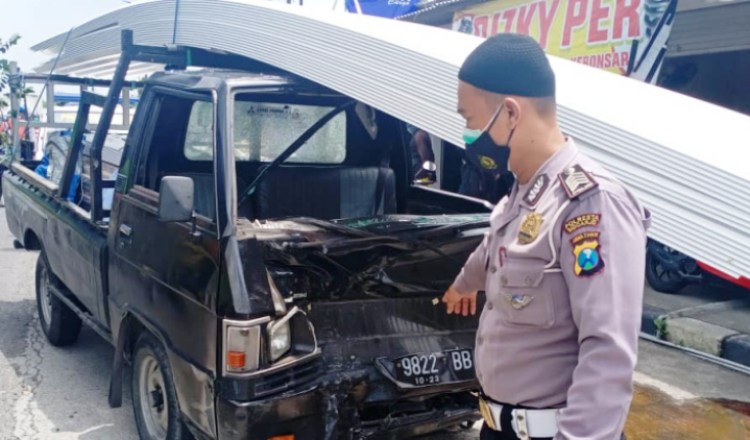 Kecelakaan adu banteng antara sepeda motor dengan mobil pikap. (foto: ist)