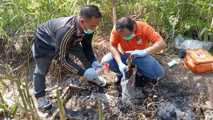 Petugas saat melakukan penyelidikan di TKP. foto: SOFFAN/ BANGSAONLINE