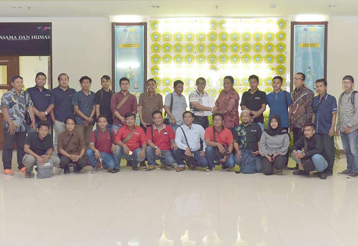 Rektor UTM foto bersama awak media yang bertugas di Bangkalan. foto: FAUZI/ BANGSAONLINE
