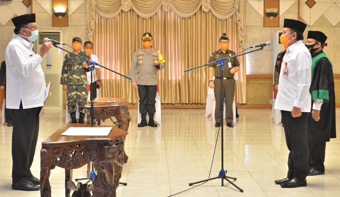 Bupati Sambari ketika melantik Pj Sekda Abimanyu Pontjoatmojo Iswinarno. foto: SYUHUD/ BANGSAONLINE
