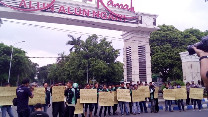 Puluhan anggota Ojek Online (Ojol) Ngawi melakukan aksi damai, Senin (26/11/2018) sekitar 14.30 WIB.