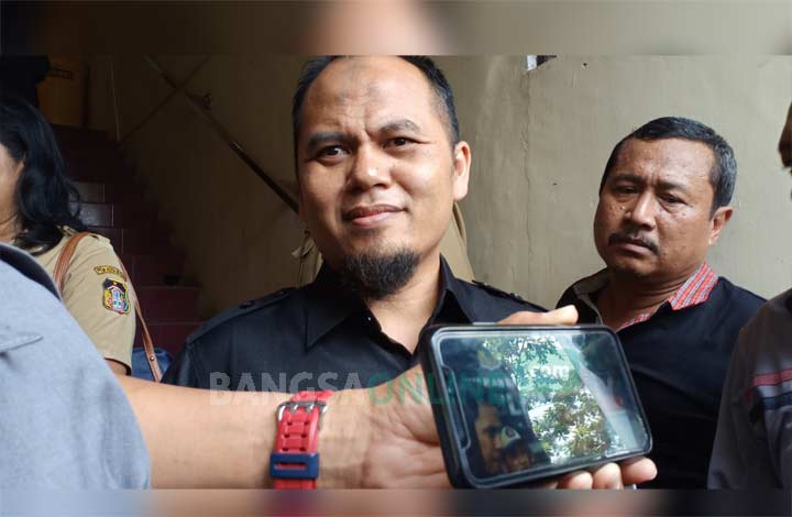 DPRD Kota Blitar menunjukan bukti video. foto: AKINA/ BANGSAONLINE