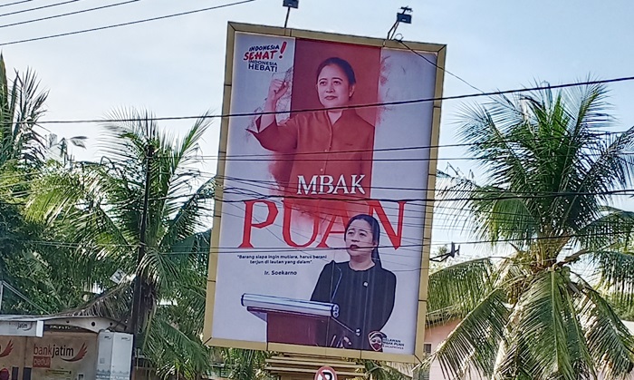 Baliho bergambar Puan Maharani yang dipasang DPC PDIP Gresik di Jalan Gubernur Suryo. foto: SYUHUD/BANGSAONLINE