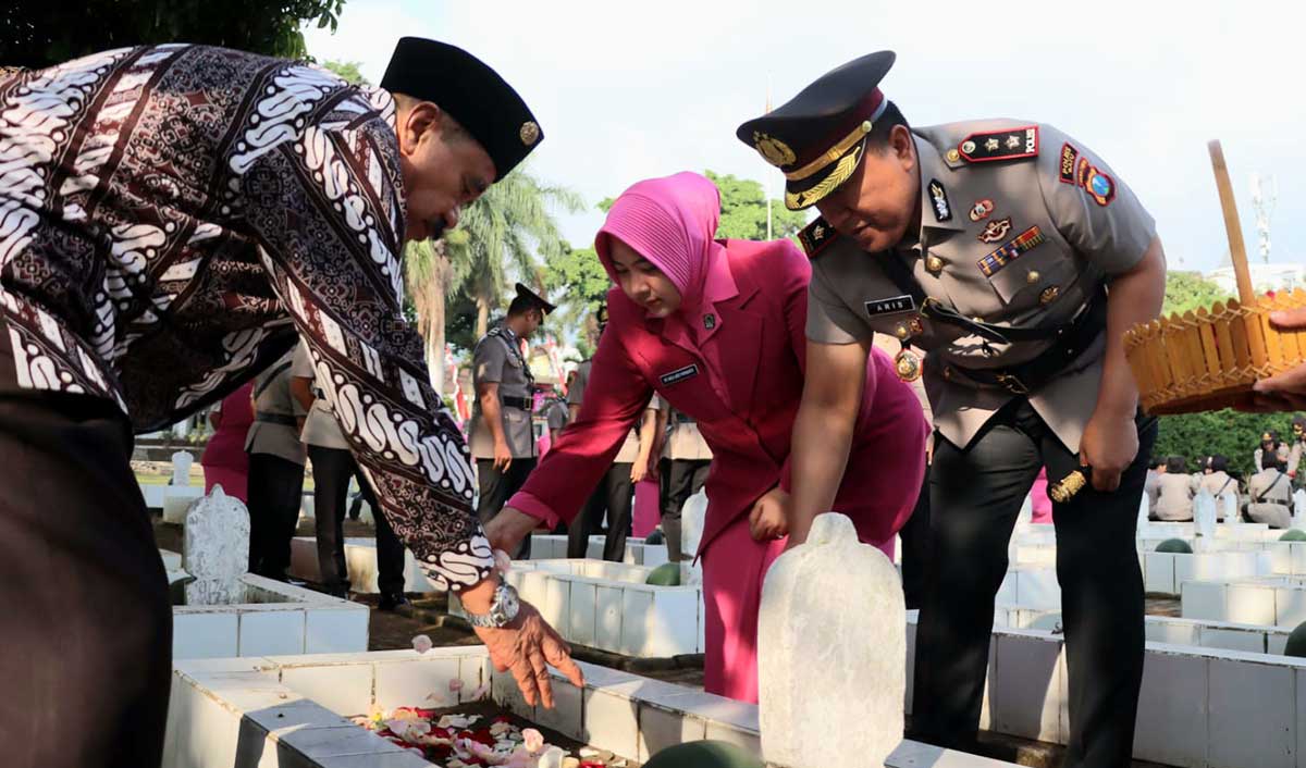Polres Batu Gelar Ziarah dan Tabur Bunga di Peringatan Hari Bhayangkara ke-80