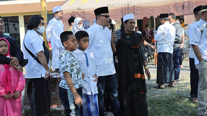Kapolres Pasuruan, AKBP Erick Frendriz, didampingi salah satu toko agama dari Pondok Pesantren Darussalam, Gus Rony Ghozali, saat akan menyembelih kurban.