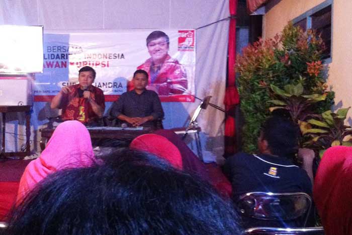 Caleg PSI Surya Tjandra dari Dapil Malang Raya saat menggelar tasyakuran. (syuhud/bangsaonline)