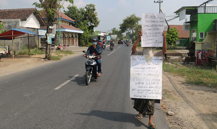 Warga Desa Bandung Kencur saat protes bansos Covid-19.
