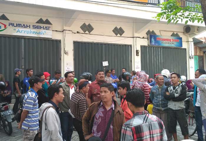 Ratusan Orang Geruduk RS Arrohmah Bojonegoro, Tuntut Uang Arisan Dikembalikan