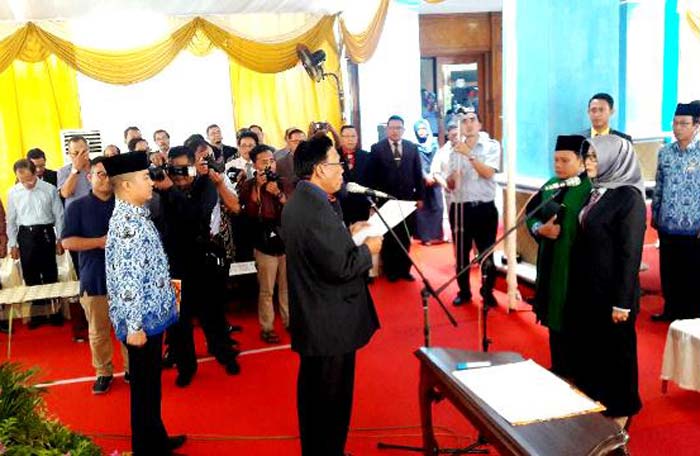 Bupati Sambari HR saat mengukuhkan Dirut PDAM Giri Tirta, Siti Aminatus Zariyah. foto: SYUHUD/ BANGSAONLINE