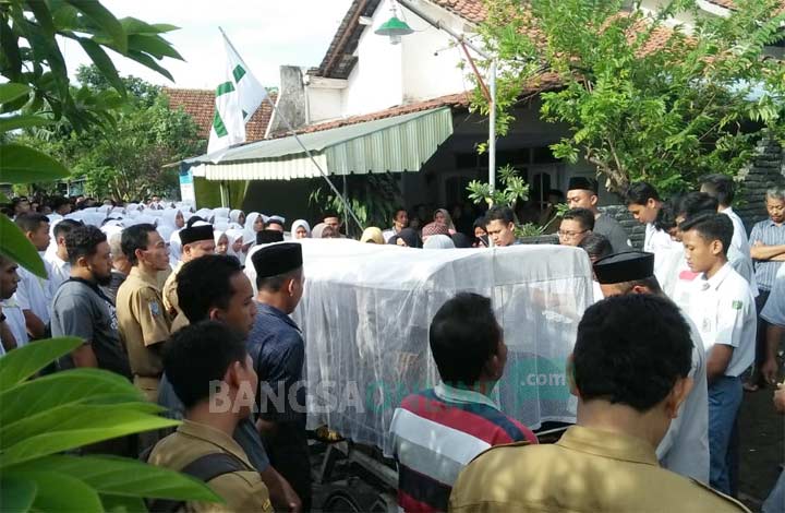 Jenazah tiba di rumah duka disambut para siswa, guru, dan kerabat. foto: RONY S/ BANGSAONLINE