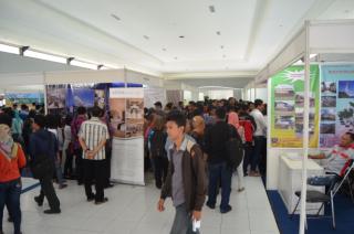 CARI KERJA. Suasana job fair yang diselenggarakan Pemkab Bojonegoro. foto : eki nurhadi/bangsaonline
