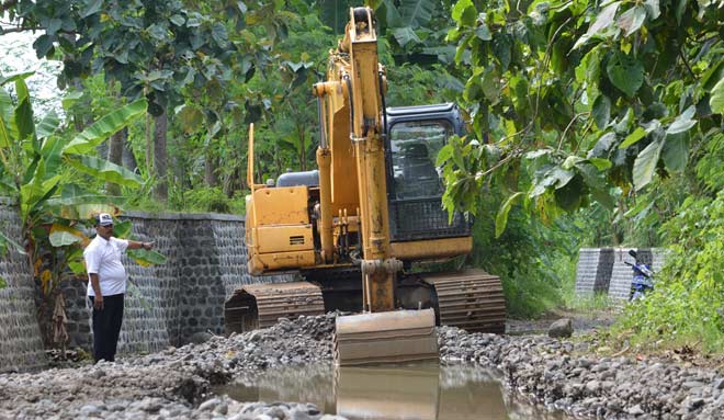 Alat berat di lokasi penambangan yang diduga tidak berizin. foto: HADI P/ BANGSAONLINE