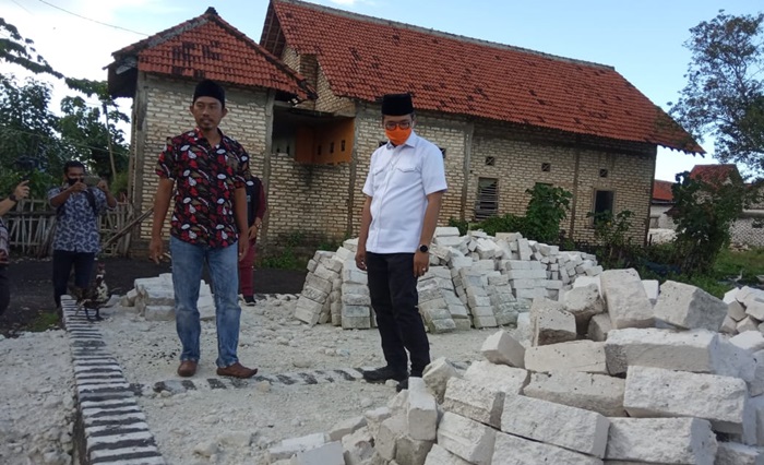 Blusukan ke Kelurahan Pangeranan, Bupati Bangkalan Bantu Pembangunan RTLH Swadaya
