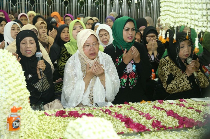 Puti Guntur, Risma, dan Istri Gus Ipul Hadiri Haul Agung Sunan Ampel