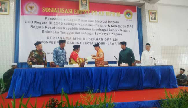 Ketum LDII Abdullah Syam (kiri) Ketua MPR RI Zulkifli Hasan (tengah) dan Anggota DPR RI Viva Yoga Muladi (kanan) saat sosialisasi empat pilar MPR di Aula LDII Kota Kediri. foto: arif kurniawan/ BANGSAONLINE
