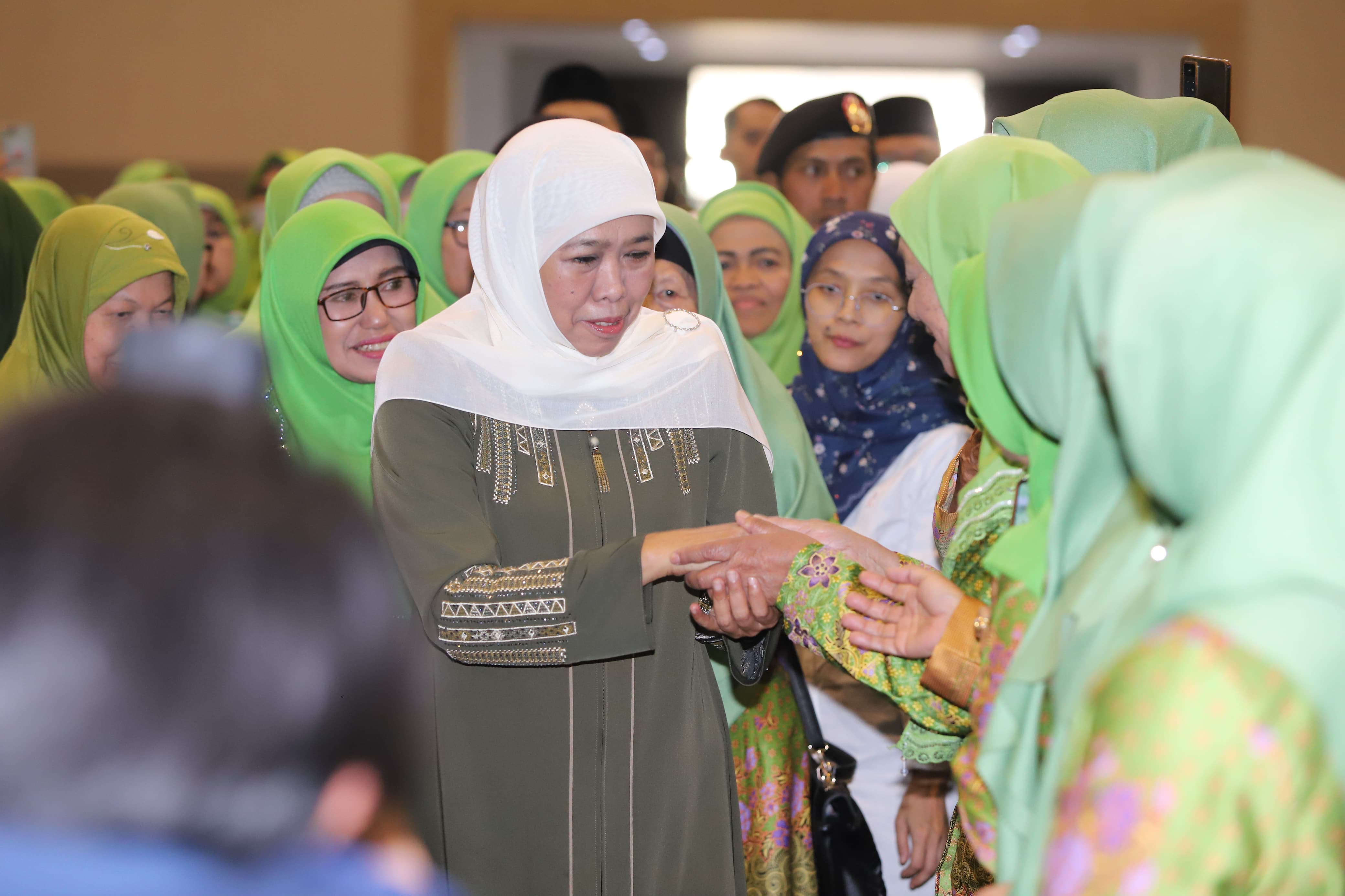 Ketua PP Muslimat NU Khofifah Indar Parawansa saat memberikan ucapan selamat kepada pengurus PAC dan Pengurus Ranting Muslimat NU Kota Batu.