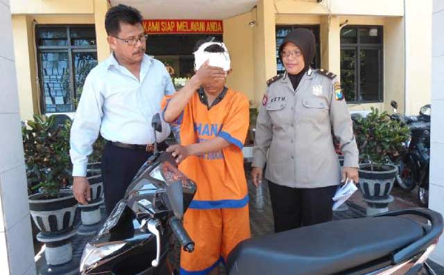 Kondisi maling motor yang selamat setelah diamankan pihak kepolisian. foto: catur 'gogon' andy/ BANGSAONLINE