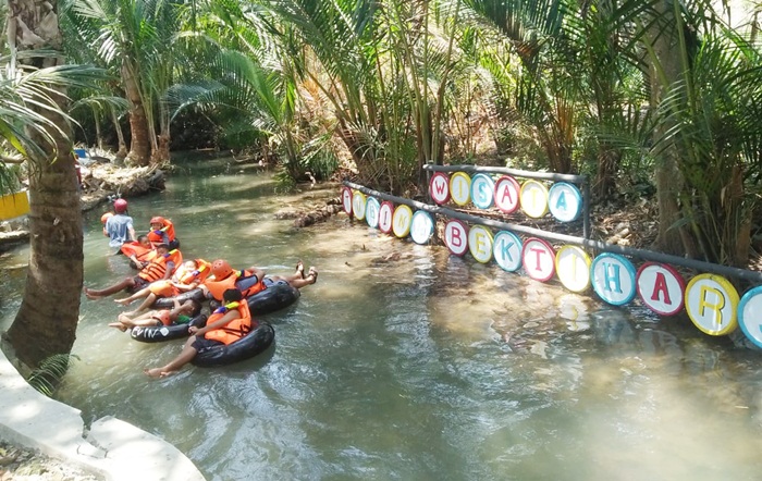 Para wisatawan saat bersiap-siap mencoba destinasi wisata terbaru di Tuban.