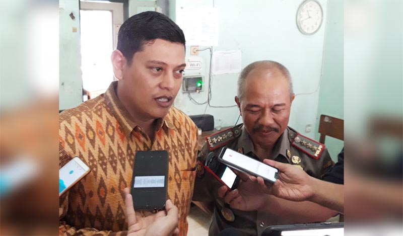 Wali Kota Kediri Abdullah Abu Bakar didampingi Kasatpol PP Ali Muklis, saat memberi keterangan kepada wartawan usai launching Tim Jaring PAD. foto: MUJI HARJITA/ BANGSAONLINE