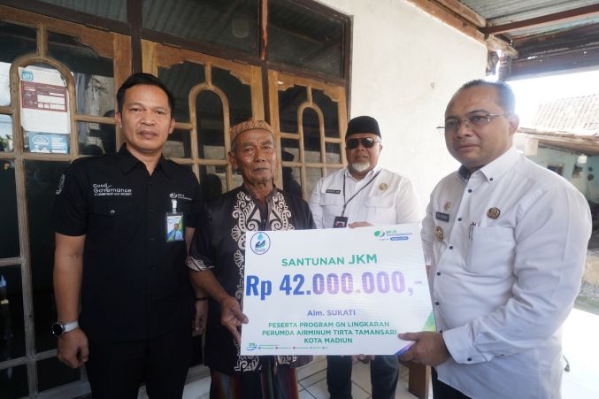 Pj Wali Kota Madiun Menyerahkan santunan JKM kepada Ahli waris (dok. Ist)