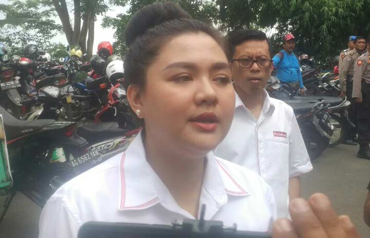 Vicky Shu saat berada di kawasan Hutan Kota Trenggalek. foto: HERMAN S/ BANGSAONLINE