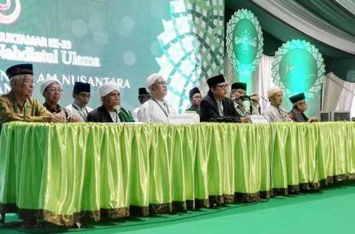Gus Mus saat menyatakan bahwa pemilihan Rais Am dikembalikan ke AD/ART namun tak dihiraukan oleh panitia Muktamar.