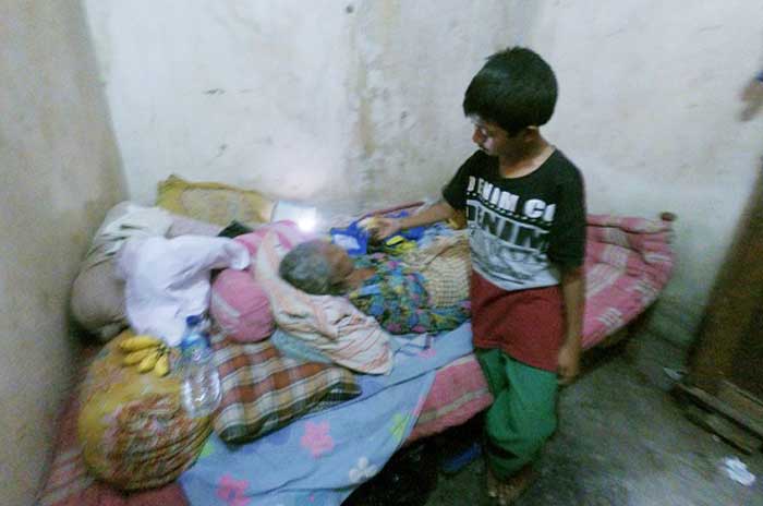 Bocah SD di Jombang Sehari-hari Rawat Neneknya yang Sakit