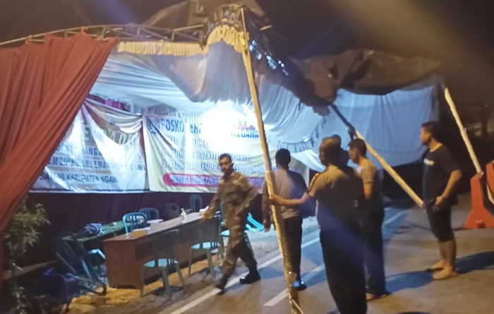 Kondisi pos pantau usai disenggol truk.