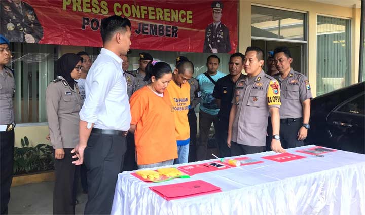Kedua tersangka kasus narkoba saat dirilis di Mapolres Jember.