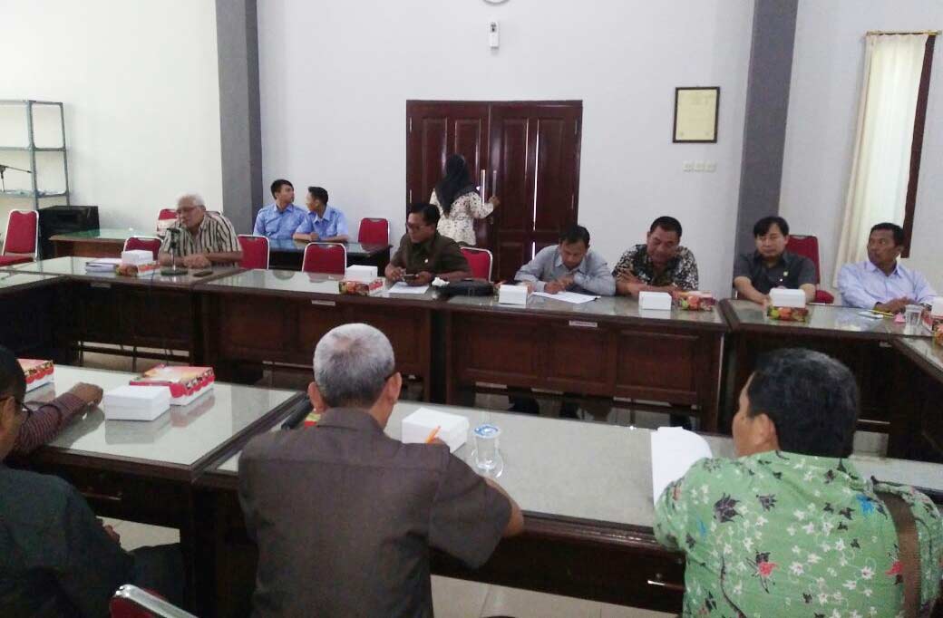 Pansus II DPRD Gresik saat studi banding soal Ranperda IMB di Tulungagung. (ft:syuhud/BANGSAONLINE)