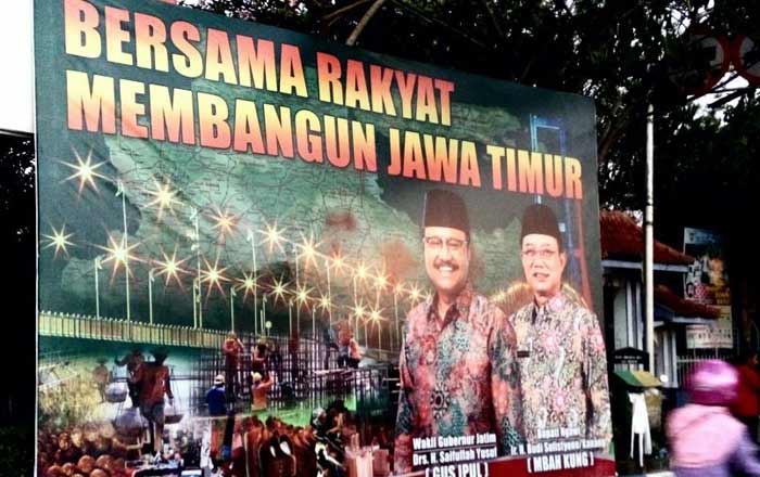 Spanduk Gus Ipul - Kanang yang sempat bertebaran. foto: Warta Bromo