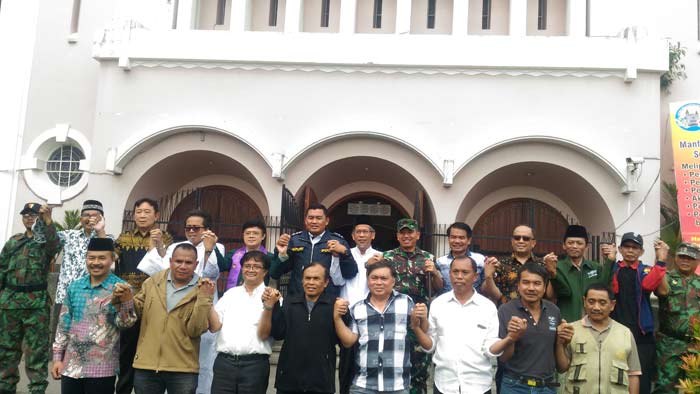 FOto bersama FKUB, Kapolres Makota, Dandim 0833 Kota Malang, dan unsur ormas, sepakat menolak dan mengecam keras aksi teroris dimana pun berada, Minggu (13/5). Foto: Iwan I/BANGSAONLINE