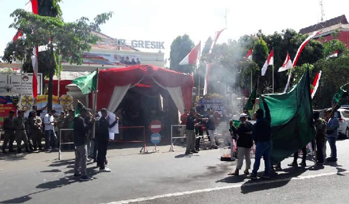 Aktivis HMI saat menggelar demo di kantor DPRD Gresik. foto: SYUHUD/ BANGSAONLINE